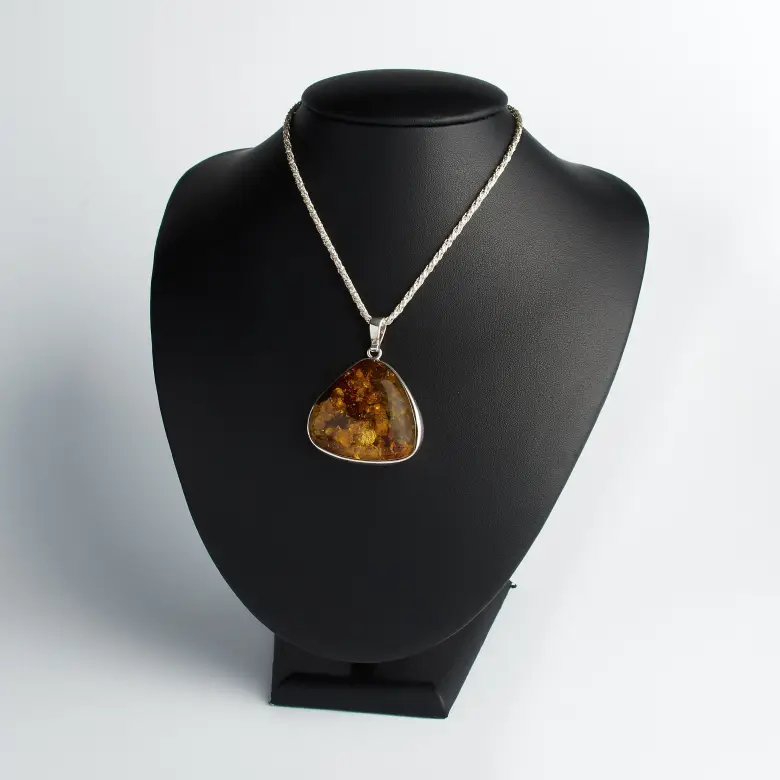 Wisior z bursztynu w srebrze trójkątny Wisior z bursztynu w srebrze trójkątny